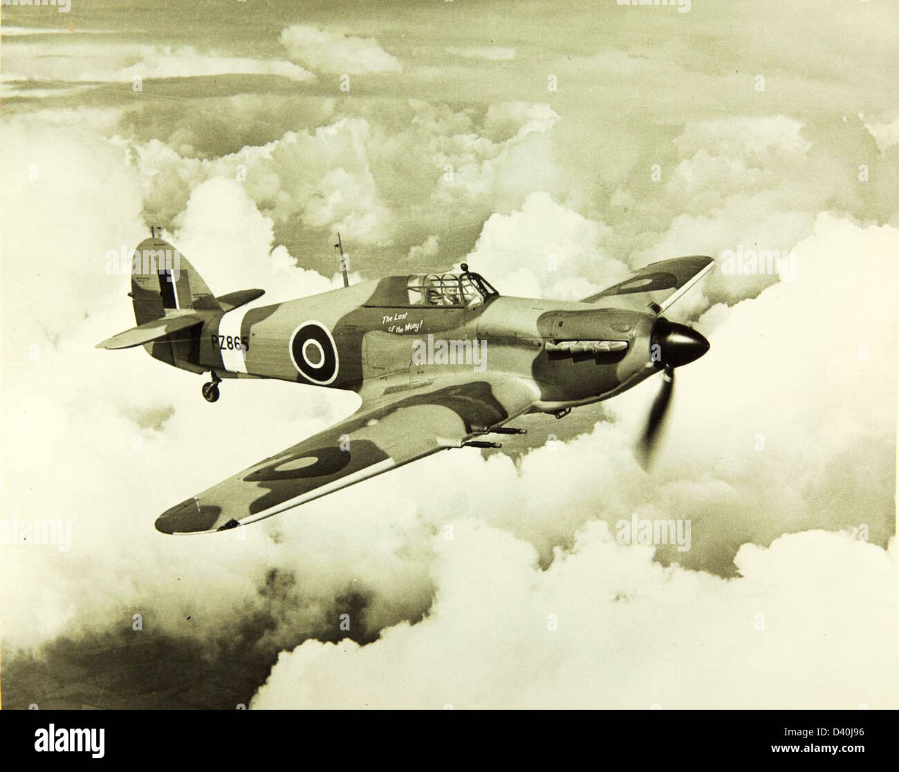 L'Hawker Hurricane era un caccia monoposto britannico utilizzato durante la seconda guerra mondiale. Era noto per il suo ruolo nella battaglia d'Inghilterra, dove effettivamente ingaggiava bombardieri e caccia tedeschi. Foto Stock L'Hawker Hurricane era un caccia monoposto britannico utilizzato durante la seconda guerra mondiale. Era noto per il suo ruolo nella battaglia d'Inghilterra, dove effettivamente ingaggiava bombardieri e caccia tedeschi. Foto Stock