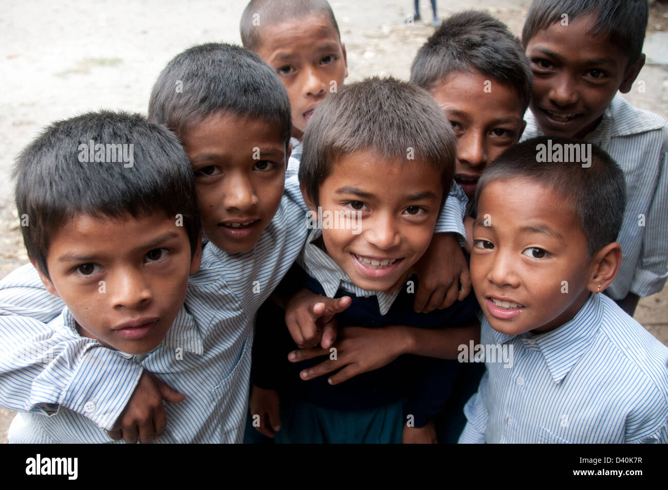 Ragazzi giocare al di fuori della scuola in Nepal Foto Stock