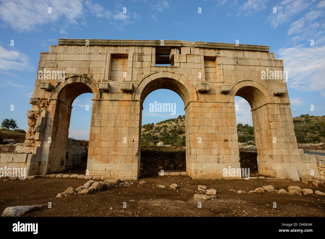 Triple arcuata di primo ANNUNCIO di secolo gateway romano a Patara nella Turchia meridionale Foto Stock