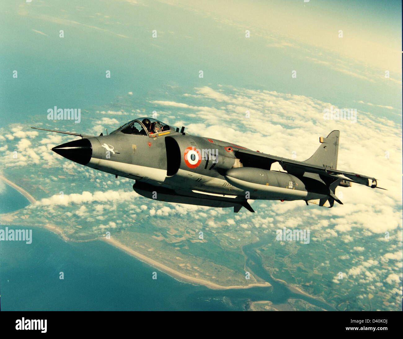 L'Hawker Siddeley Harrier è un velivolo a reazione a decollo e atterraggio (V/STOL) di progettazione britannica, noto per il suo ruolo nelle operazioni militari, inclusa la Guerra delle Falkland. Foto Stock