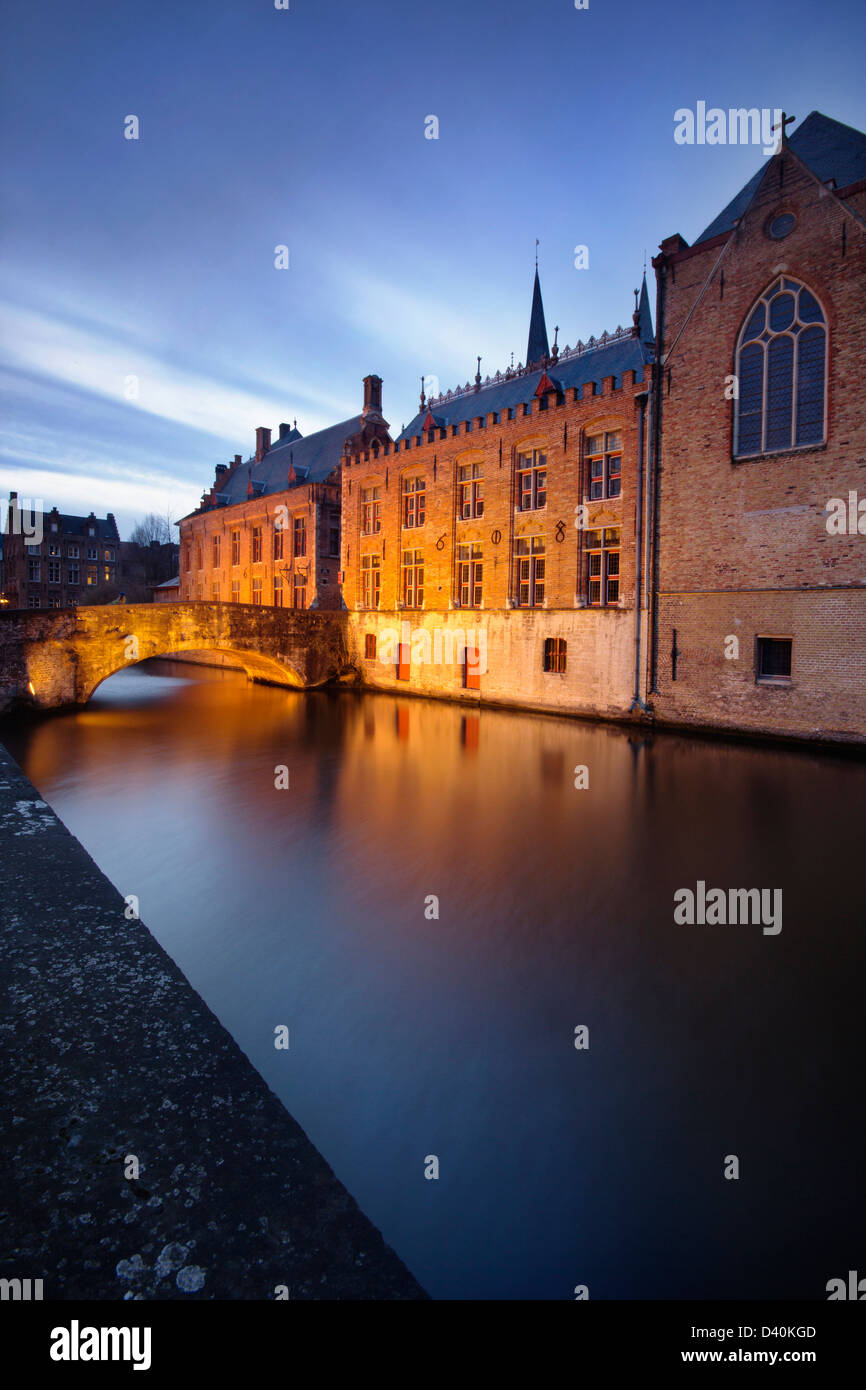 Belle vecchie case e un ponte riflessa nei canali carismatico da Bruges (Brugge) - Belgio. Foto Stock