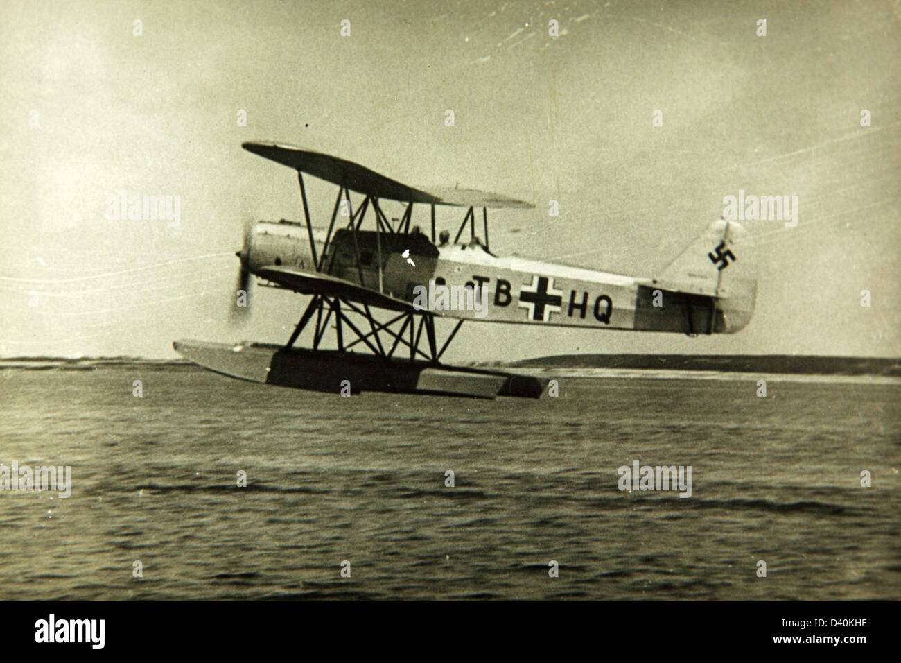 L'Heinkel HD 40 era un biplano tedesco progettato nei primi anni '1930 per scopi di ricognizione e addestramento. Fu utilizzato principalmente dalla Luftwaffe prima e durante le prime fasi della seconda guerra mondiale, fornendo supporto aereo essenziale per le operazioni militari. Foto Stock L'Heinkel HD 40 era un biplano tedesco progettato nei primi anni '1930 per scopi di ricognizione e addestramento. Fu utilizzato principalmente dalla Luftwaffe prima e durante le prime fasi della seconda guerra mondiale, fornendo supporto aereo essenziale per le operazioni militari. Foto Stock