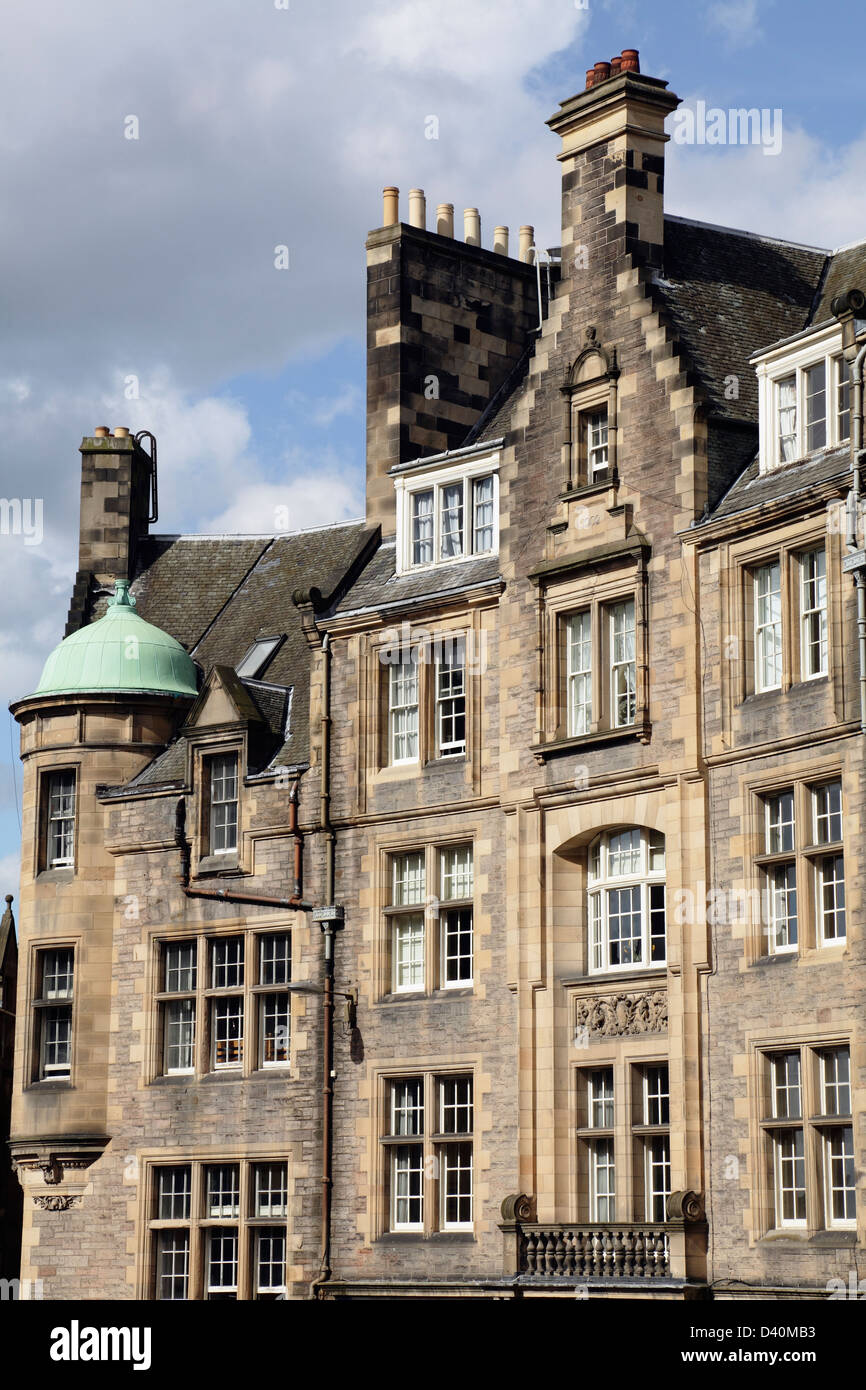 Dettaglio architettonico di un edificio in pietra arenaria su Cockburn Street nel centro storico di Edimburgo, Scozia, Regno Unito Foto Stock