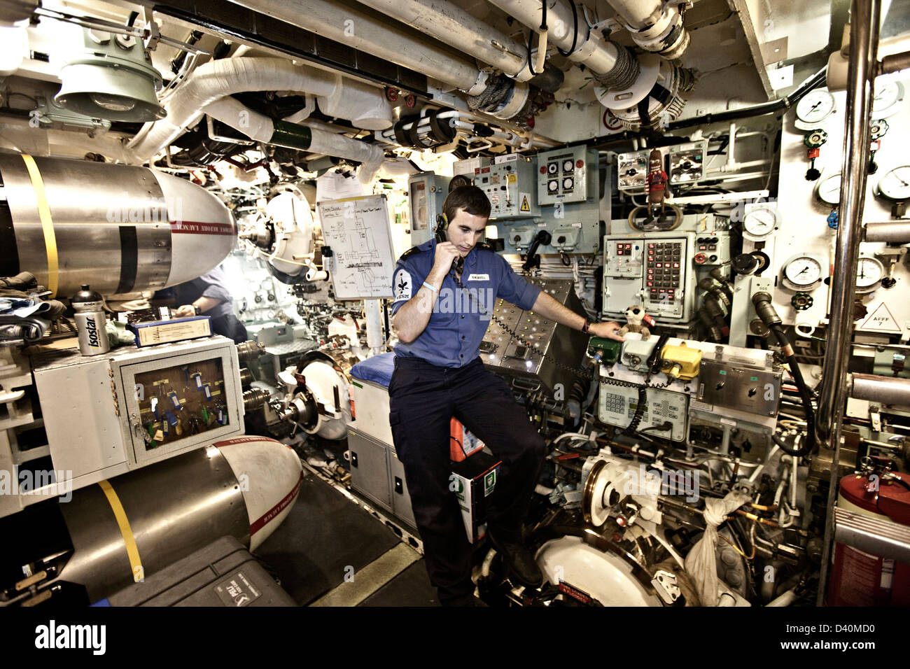 Equipaggio uomo sul telefono nella sala di controllo del sottomarino nucleare HMS Talent Foto Stock