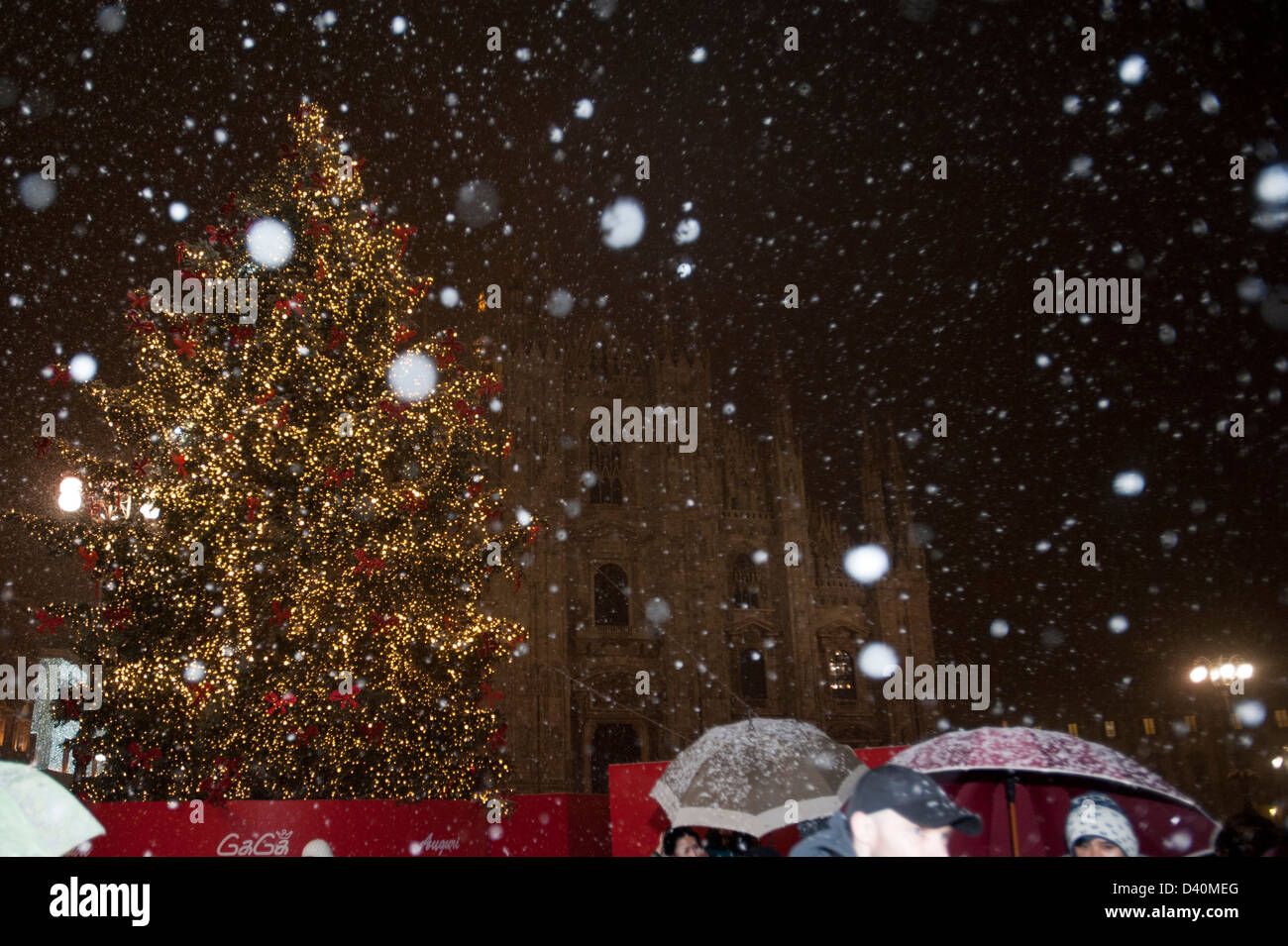 Fase albero di natale e la chiesa del Duomo con la neve durante il Natale a town square a Milano, Italia Foto Stock