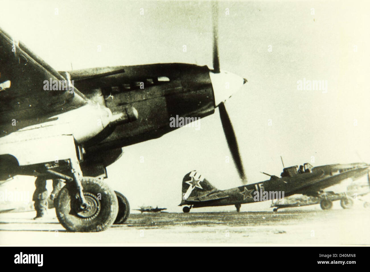 L'Ilyushin il-2 Shturmovik era un aereo da attacco al suolo sovietico utilizzato ampiamente durante la seconda guerra mondiale. Noto per la sua durata e il potente armamento, ha giocato un ruolo cruciale nella vittoria dell'Unione Sovietica sulla Germania nazista sul fronte orientale. Foto Stock L'Ilyushin il-2 Shturmovik era un aereo da attacco al suolo sovietico utilizzato ampiamente durante la seconda guerra mondiale. Noto per la sua durata e il potente armamento, ha giocato un ruolo cruciale nella vittoria dell'Unione Sovietica sulla Germania nazista sul fronte orientale. Foto Stock