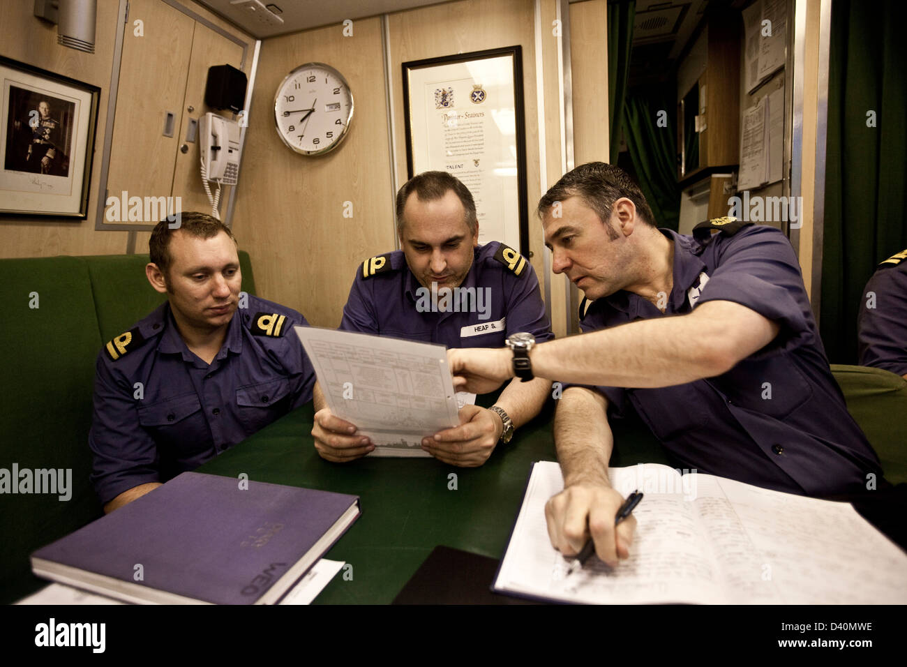 Equipaggio di discutere i documenti sul sommergibile nucleare HMS Talento, Egitto Foto Stock