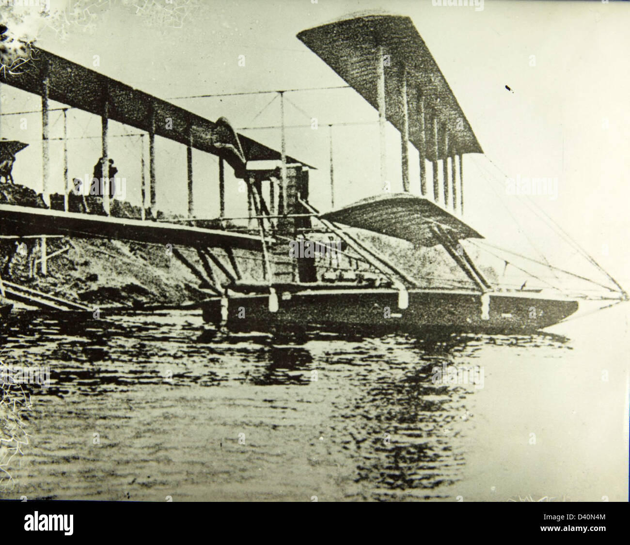 Il Jeanson-Colliex Double Biplane era un aereo francese dell'inizio del XX secolo, noto per la sua caratteristica struttura a doppia ala, un design che mirava a migliorare il sollevamento e la stabilità durante il volo. Foto Stock
