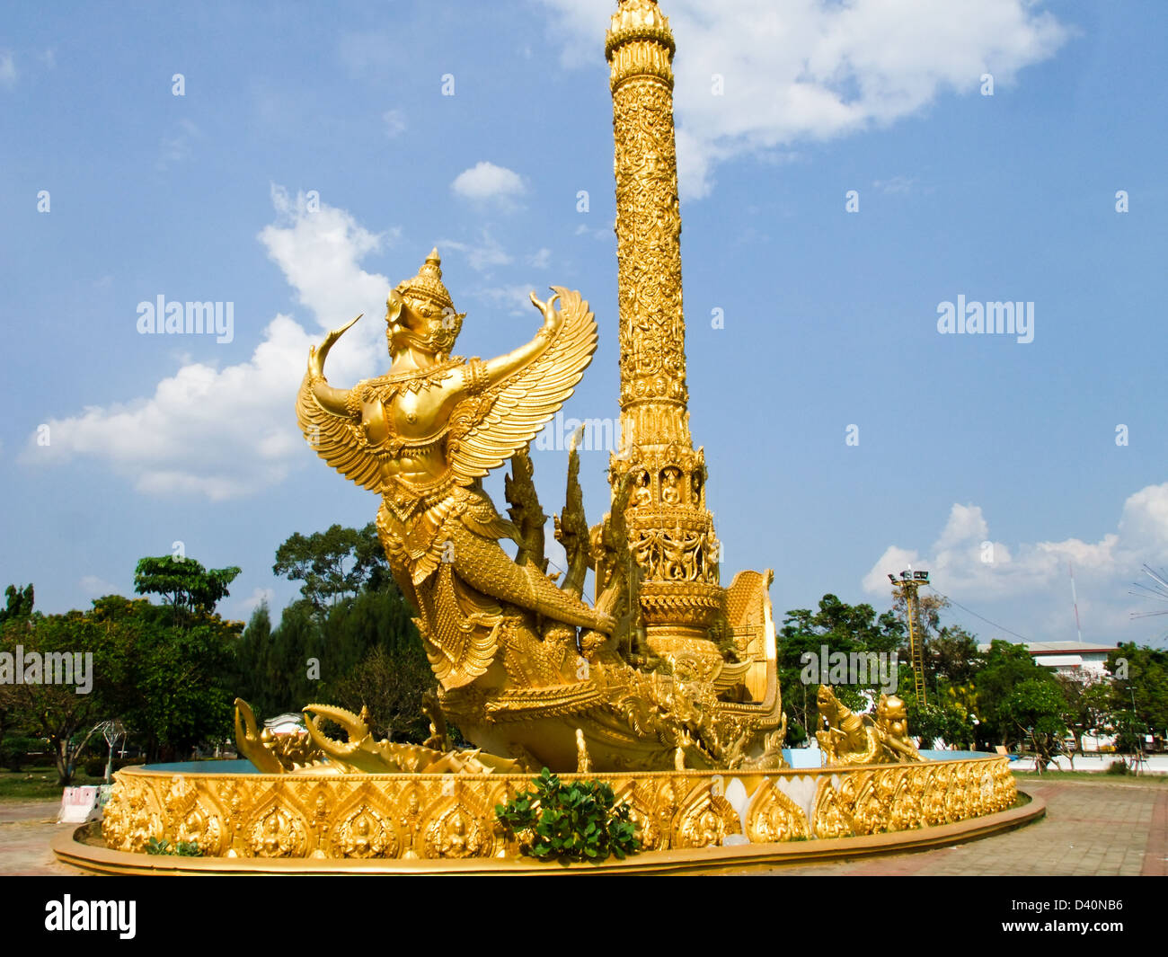 Golden scultura di cera a Tung Sri Muang park di Ubon Ratchathani provincia, Thailandia Foto Stock