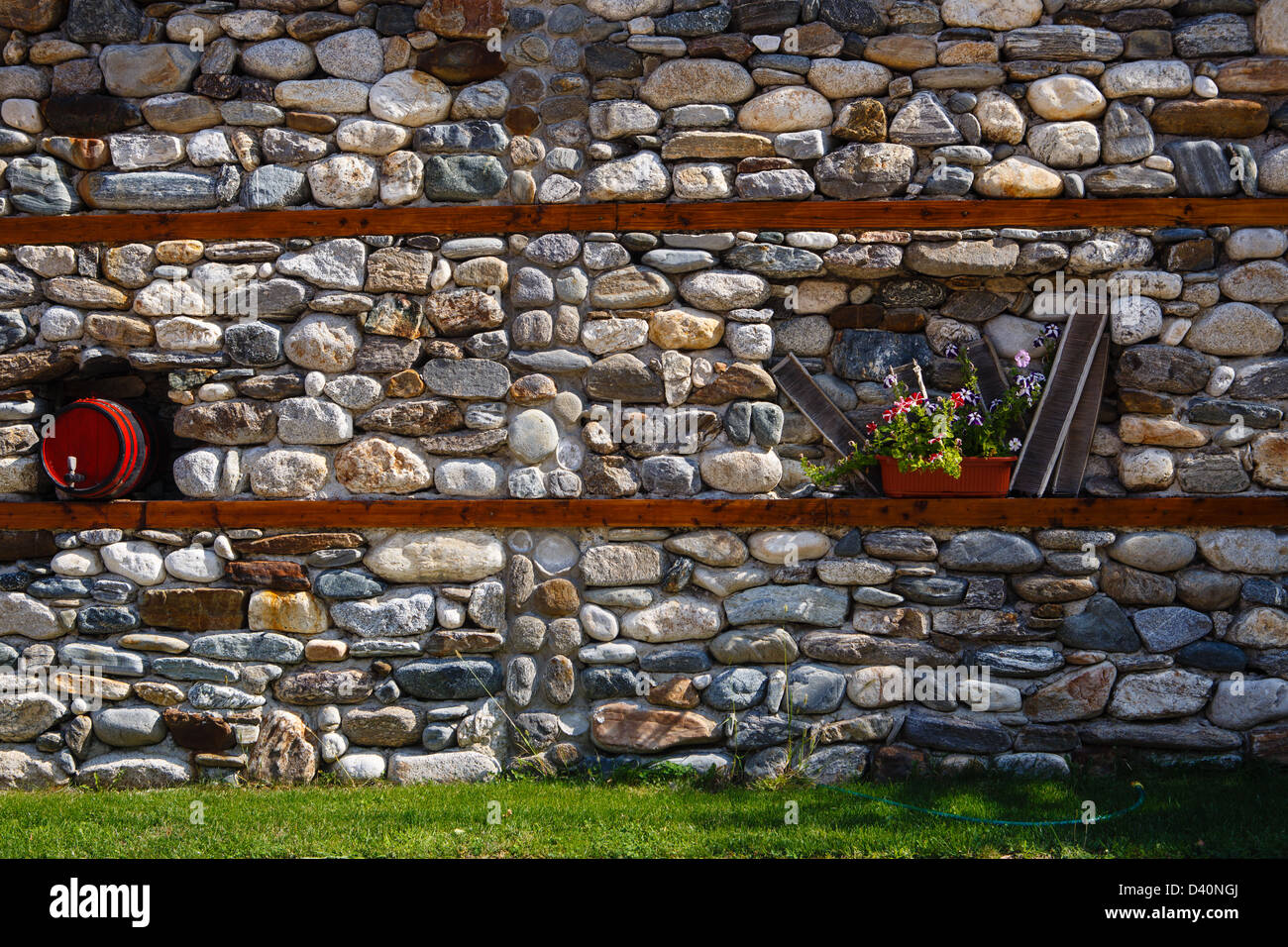 Muro di pietra con elementi decorativi Foto Stock