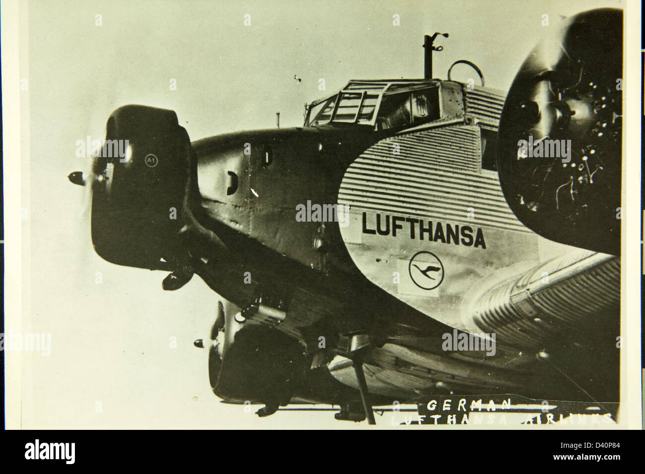 Lo Junkers Ju 52 era un aereo da trasporto tedesco utilizzato durante la seconda guerra mondiale. Fu ampiamente utilizzato per il trasporto di truppe e merci, diventando iconico per il suo design robusto e la versatilità in varie operazioni militari. Foto Stock Lo Junkers Ju 52 era un aereo da trasporto tedesco utilizzato durante la seconda guerra mondiale. Fu ampiamente utilizzato per il trasporto di truppe e merci, diventando iconico per il suo design robusto e la versatilità in varie operazioni militari. Foto Stock