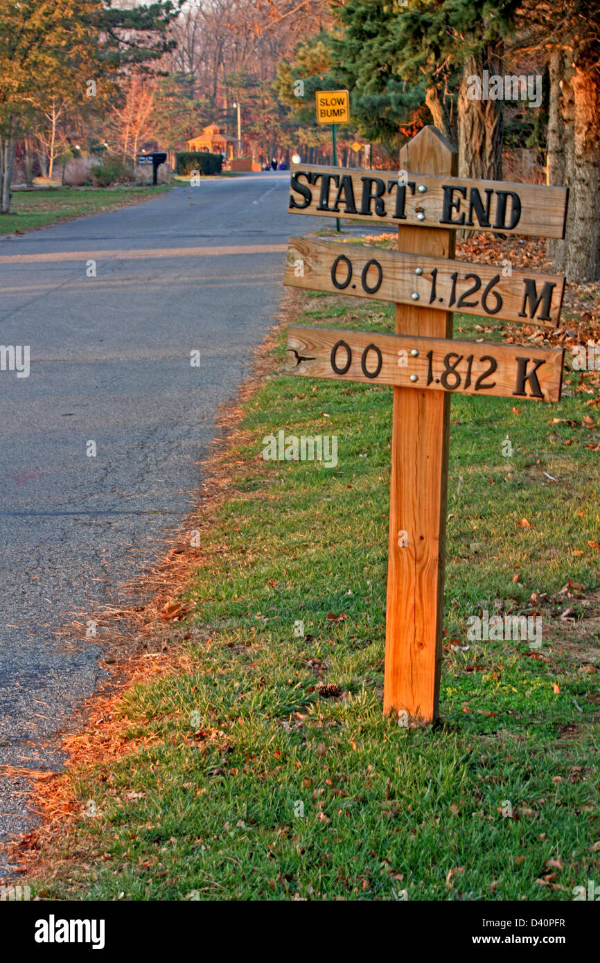 Camminare/jogging segno direzionale presso un parco Foto Stock