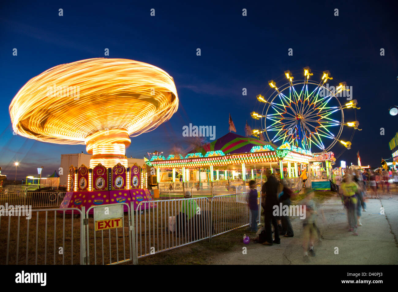 Carnival giostre di notte che mostra il movimento sfocata a festa italiana a Venezia Florida Foto Stock