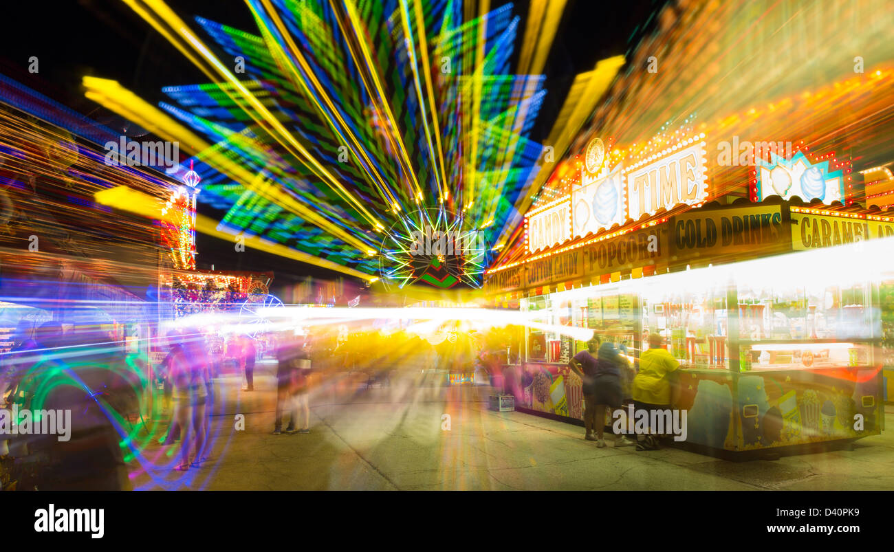 Carnival giostre di notte che mostra il movimento sfocata a festa italiana a Venezia Florida Foto Stock