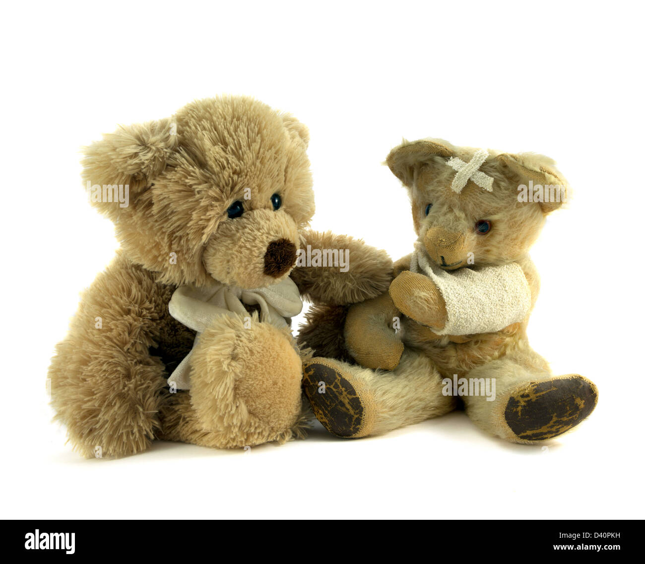 Teddy consolante feriti teddy con braccio in una imbracatura e gesso sulla testa. Foto Stock