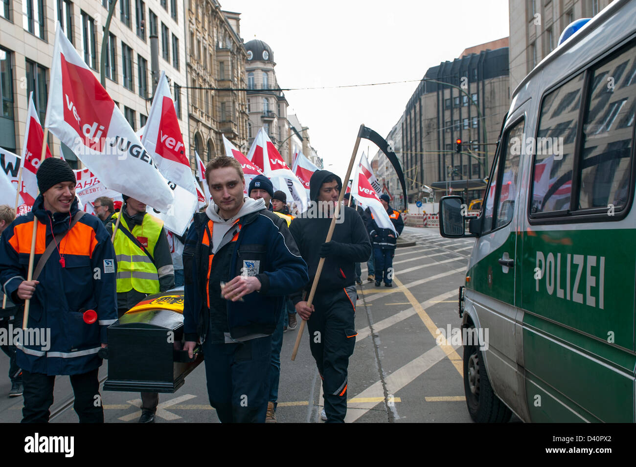 Berlino, Germania. Il 28 febbraio 2013. Il lavoratori federale dei trasporti nei fiumi e canali sono su stop. Con il rally di fronte al Ministero federale dei trasporti, i manifestanti vogliono entrare a fissato in contratto di lavoro. Secondo l'Unione sono 2000 di 12.000 posti di lavoro, principalmente nella Germania orientale minacciato. Gredits: Credito: Gonçalo Silva / Alamy Live News. Foto Stock