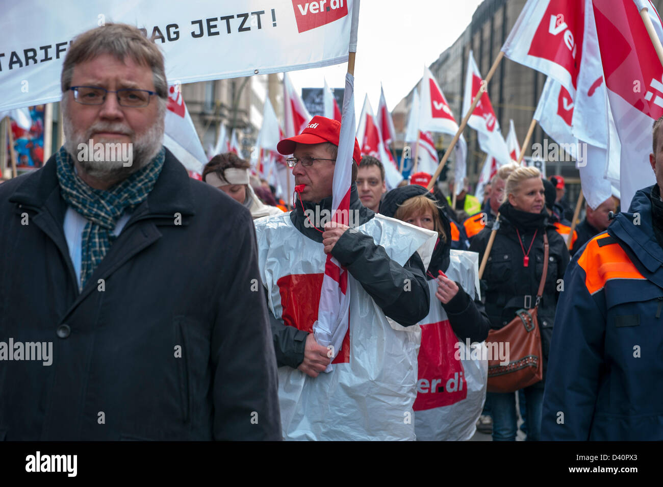 Berlino, Germania. Il 28 febbraio 2013. Il lavoratori federale dei trasporti nei fiumi e canali sono su stop. Con il rally di fronte al Ministero federale dei trasporti, i manifestanti vogliono entrare a fissato in contratto di lavoro. Secondo l'Unione sono 2000 di 12.000 posti di lavoro, principalmente nella Germania orientale minacciato. Gredits: Credito: Gonçalo Silva / Alamy Live News. Foto Stock