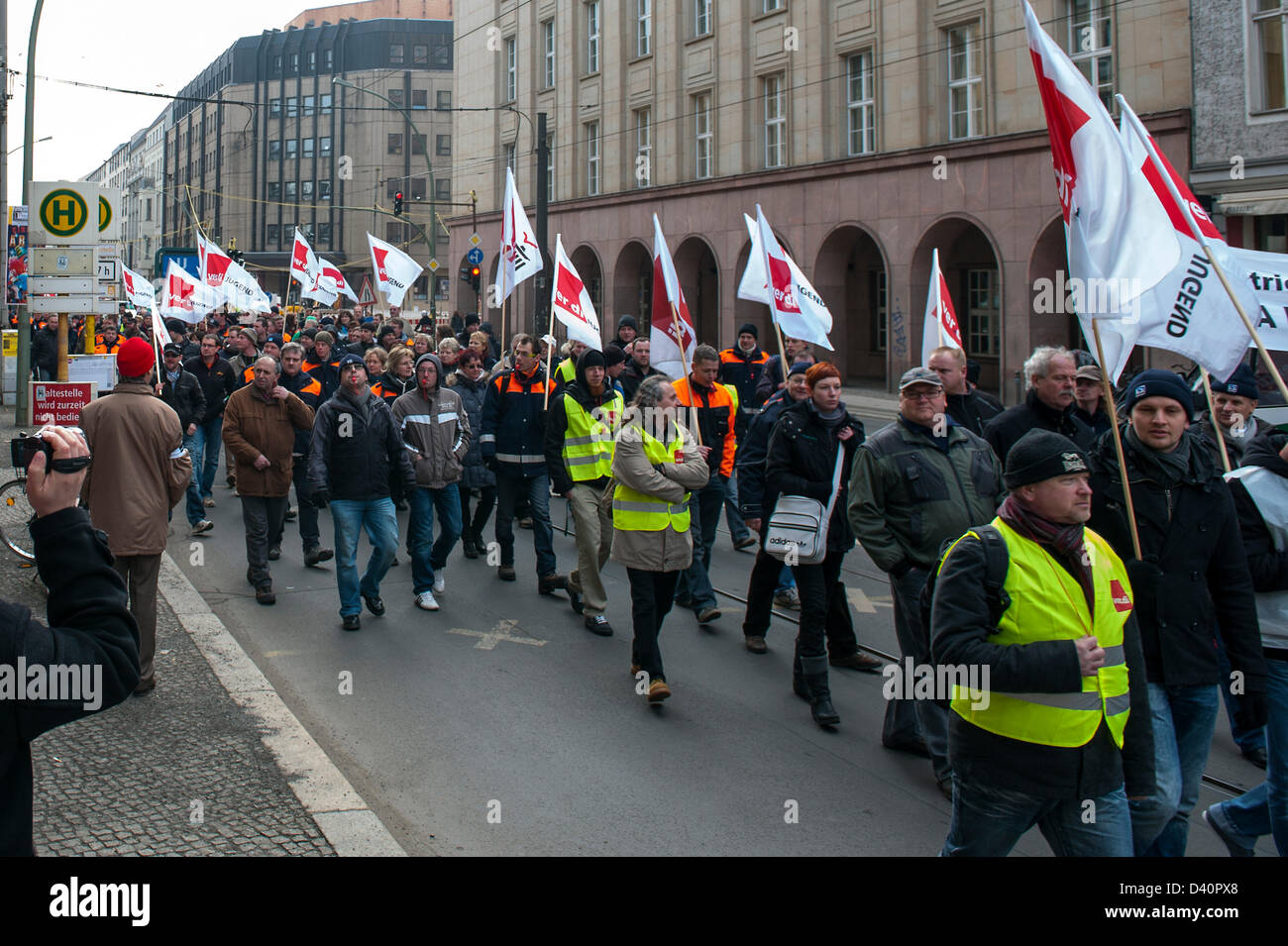 Berlino, Germania. Il 28 febbraio 2013. Il lavoratori federale dei trasporti nei fiumi e canali sono su stop. Con il rally di fronte al Ministero federale dei trasporti, i manifestanti vogliono entrare a fissato in contratto di lavoro. Secondo l'Unione sono 2000 di 12.000 posti di lavoro, principalmente nella Germania orientale minacciato. Gredits: Credito: Gonçalo Silva / Alamy Live News. Foto Stock