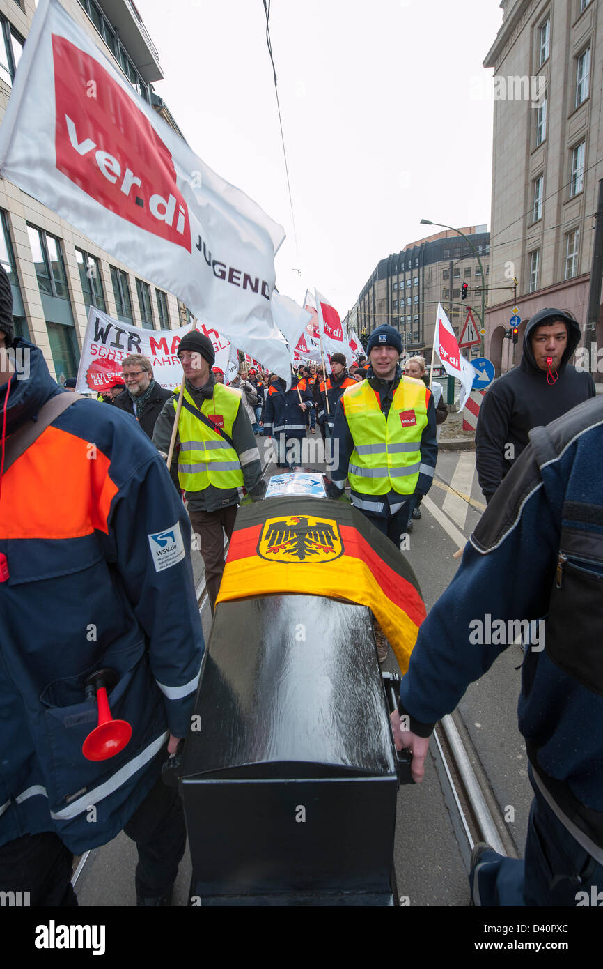 Berlino, Germania. Il 28 febbraio 2013. Il lavoratori federale dei trasporti nei fiumi e canali sono su stop. Con il rally di fronte al Ministero federale dei trasporti, i manifestanti vogliono entrare a fissato in contratto di lavoro. Secondo l'Unione sono 2000 di 12.000 posti di lavoro, principalmente nella Germania orientale minacciato. Gredits: Credito: Gonçalo Silva / Alamy Live News. Foto Stock