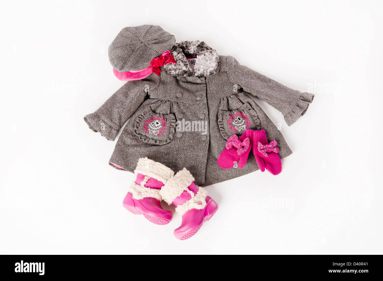 Lo Stile dolce per il piccolo moda ragazza, ricoprire nella pipetta e rosa stivali da pioggia Foto Stock