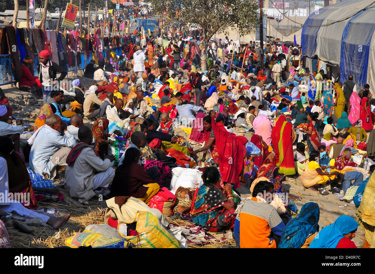 Devoti indù camp sulle rive del Sangam confluenza del fiume Ganga, Yamnuna e mitico Saraswati durante il Kumbh festival. Foto Stock