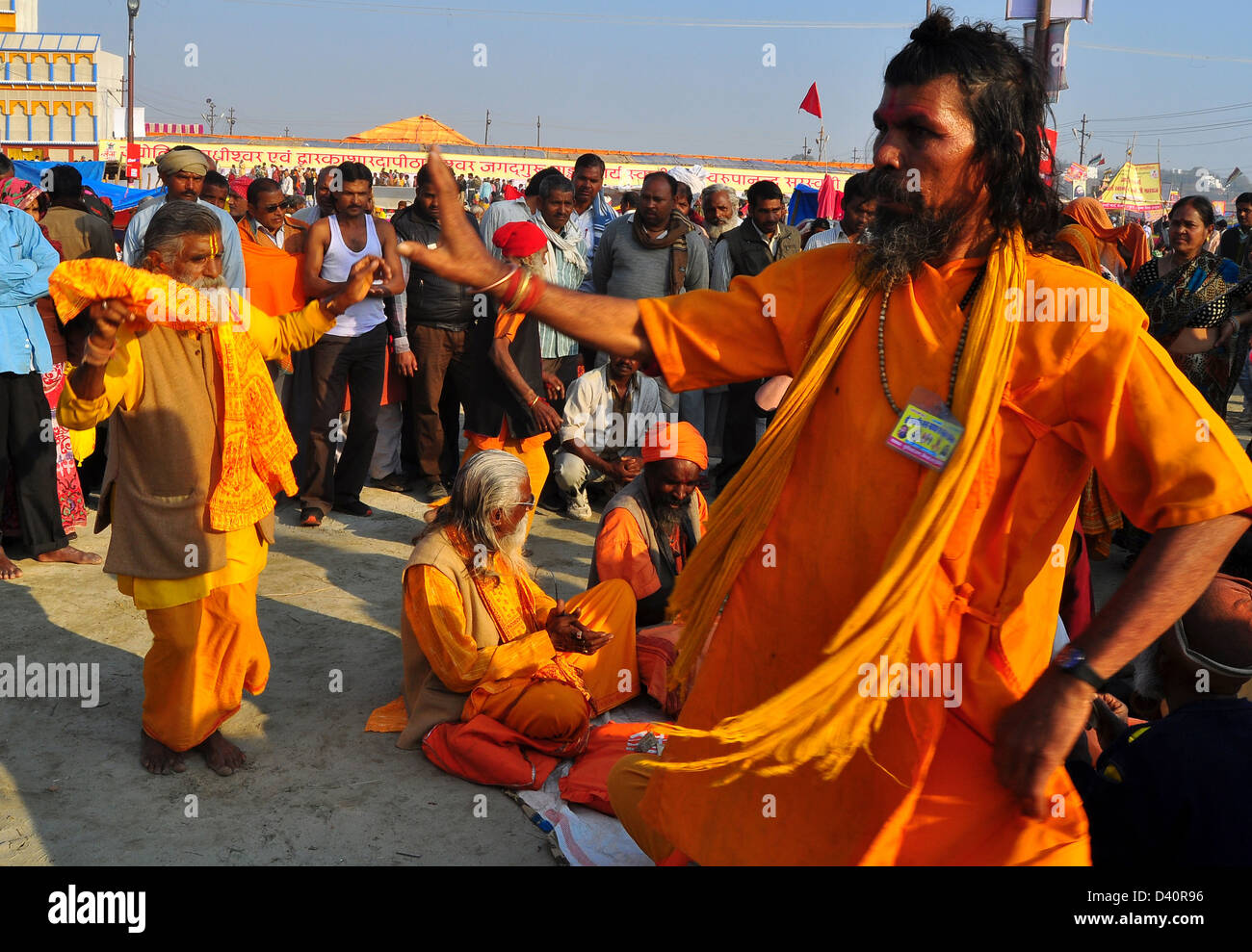 Un gruppo di Sadhus, holymen indù, danza vicino a Santo Gange fiume durante la balneazione fausto Giorno di Maha Kumbh Mela in Allah Foto Stock