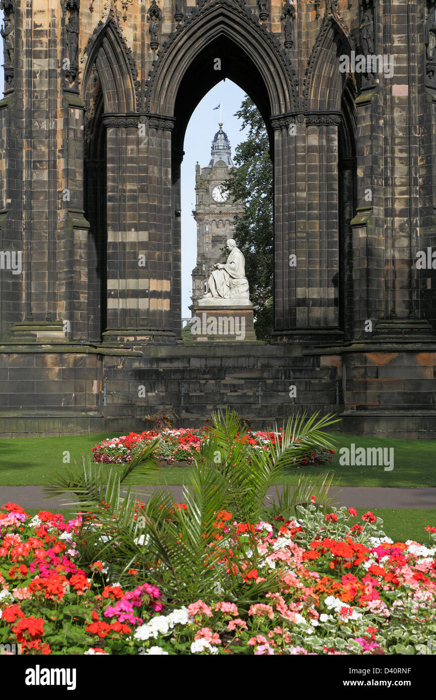 Monumento e statua di Sir Walter Scott nei East Princes Street Gardens, con il Balmoral Hotel Clock Tower alle spalle, nel centro di Edimburgo, Scozia, Regno Unito Foto Stock