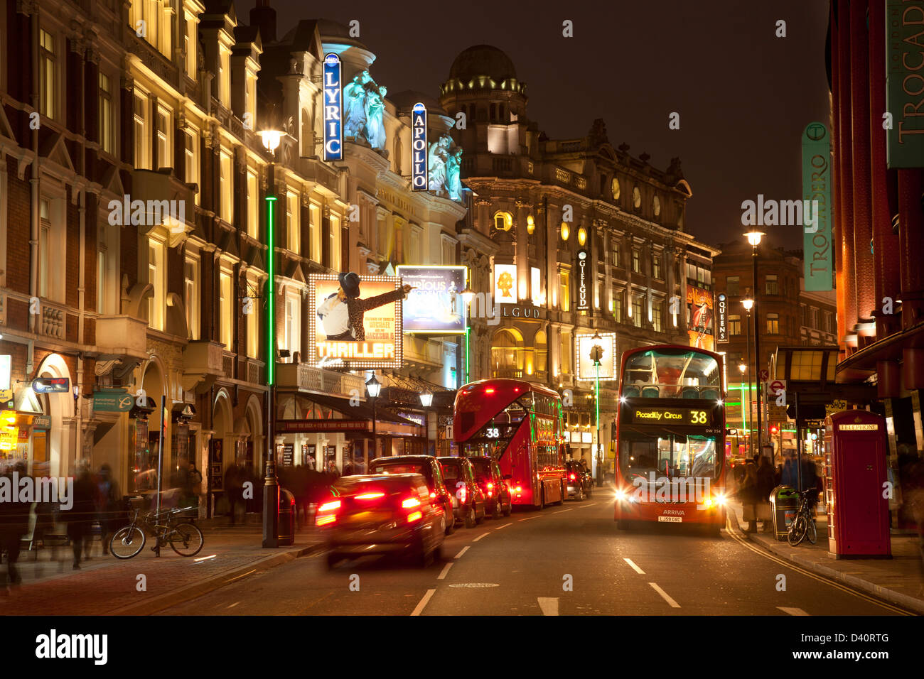 Cuore di Londra di Theatreland, Shaftesbury Avenue: lirica, Apollo, Gielgud, Queens teatri con 2 autobus, inc nuovo Routemaster Foto Stock