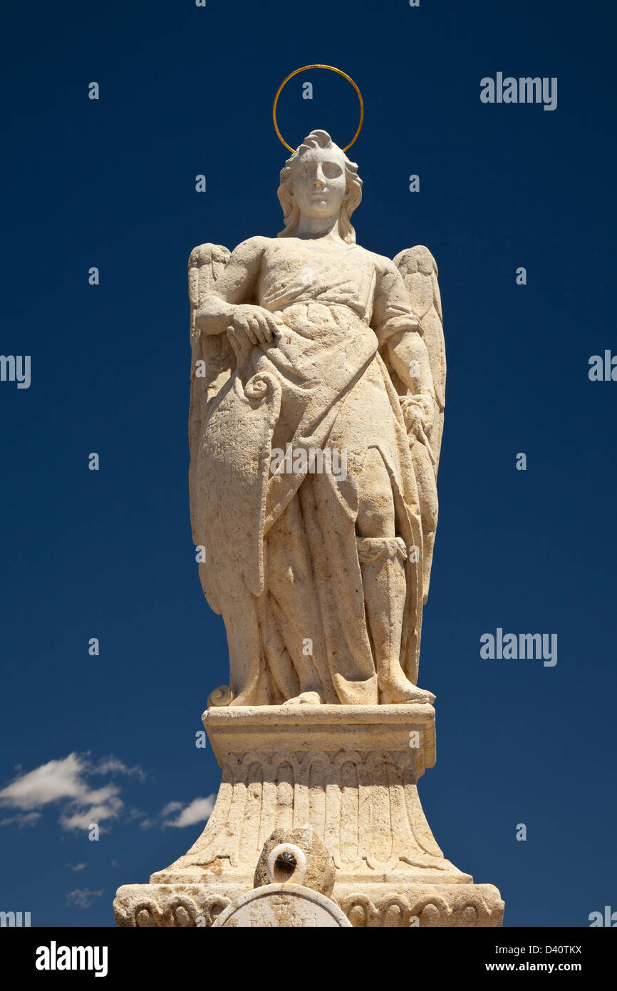 Statua di Angelo Raffaello sul ponte romano in Cordoba Foto Stock