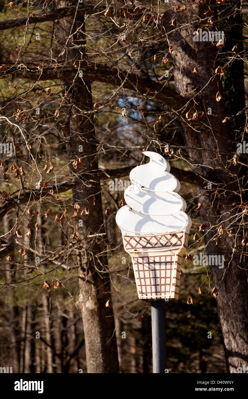 Cono gelato segno vicino alla foresta - Brevard, Carolina del Nord Foto Stock