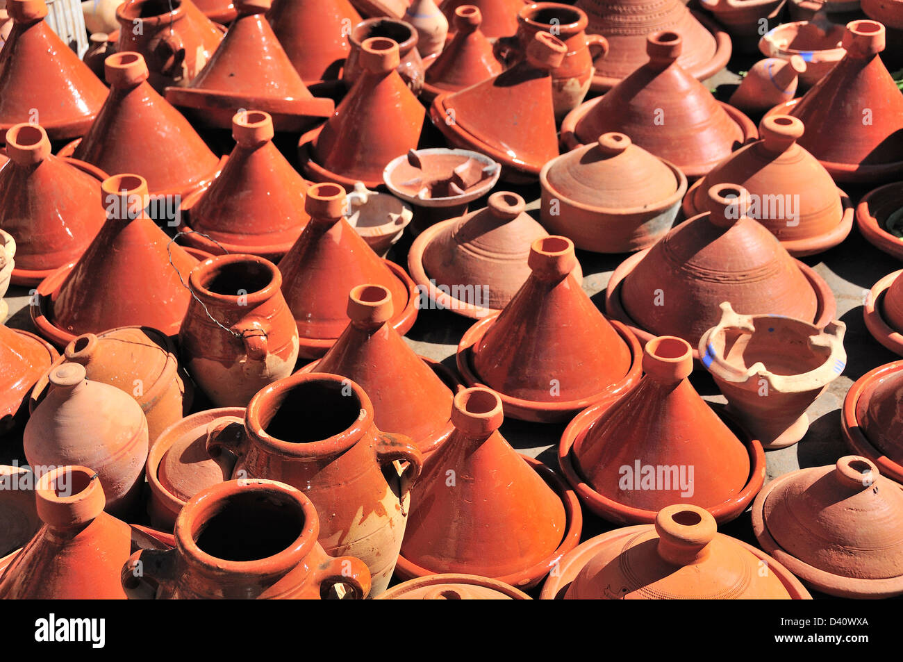 Gli ingredienti di base di una tagine di terracotta in vendita nei souk della medina di Marrakech, Marocco Foto Stock