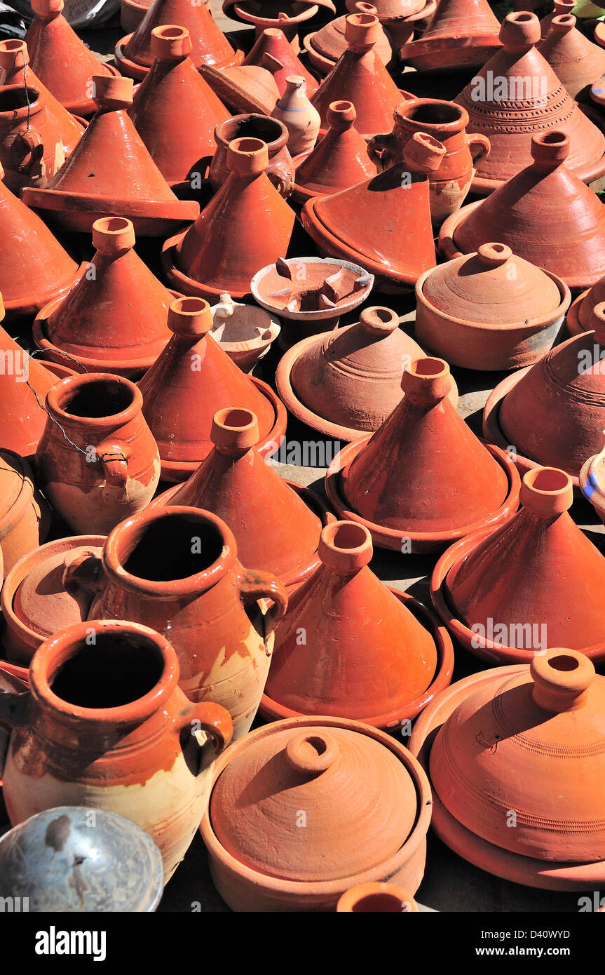 Gli ingredienti di base di una tagine di terracotta in vendita nei souk della medina di Marrakech, Marocco Foto Stock