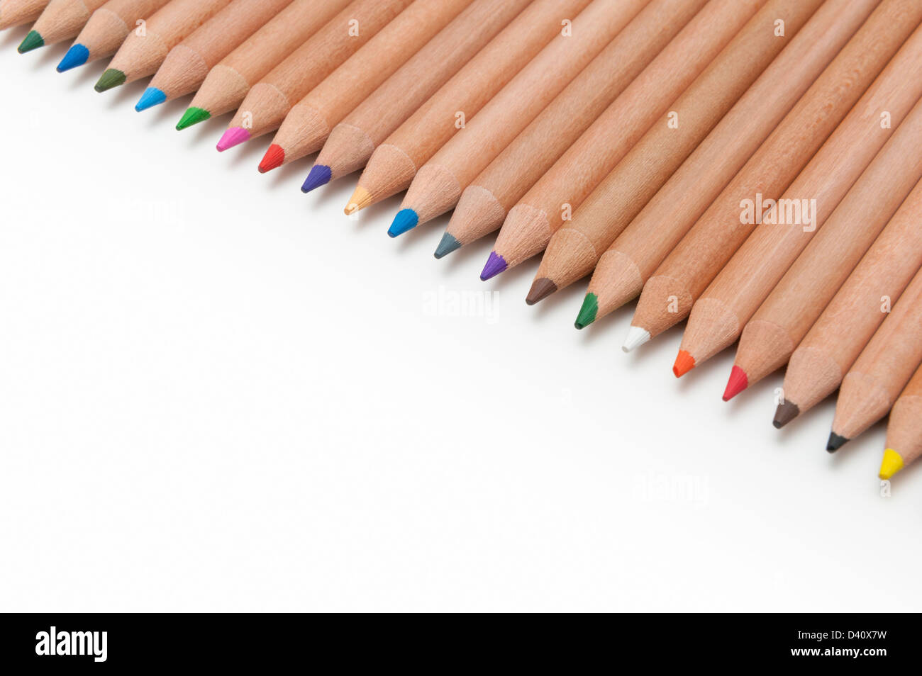 Linea di matite colorate su sfondo bianco Foto Stock