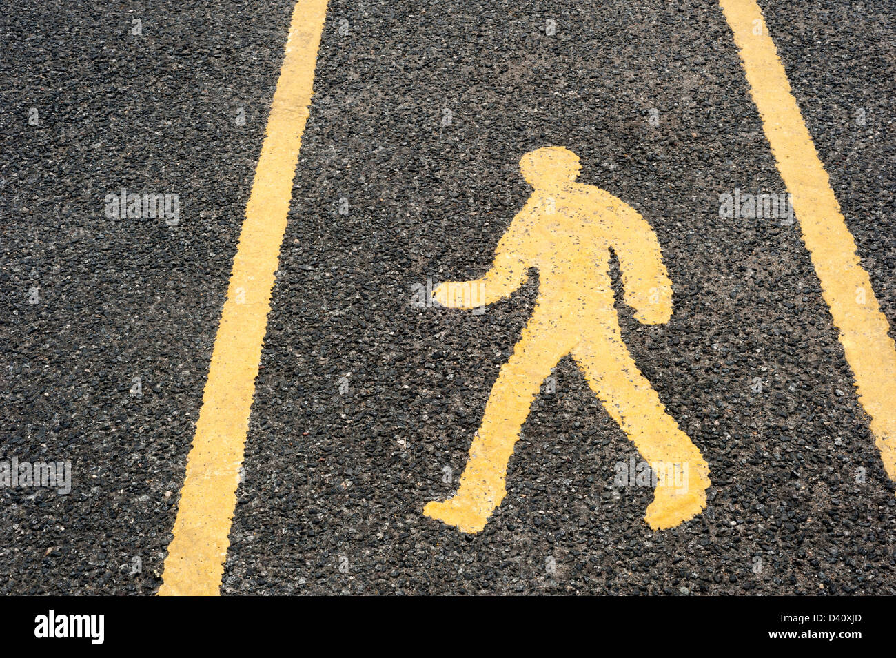 La sicurezza dei pedoni passerella segno / uomo simbolo dipinto su una superficie stradale in un parcheggio, REGNO UNITO Foto Stock