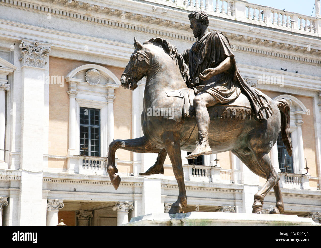 La statua equestre di Marco Aurelio in piazza del Campidoglio a Roma,  Italia Foto stock - Alamy