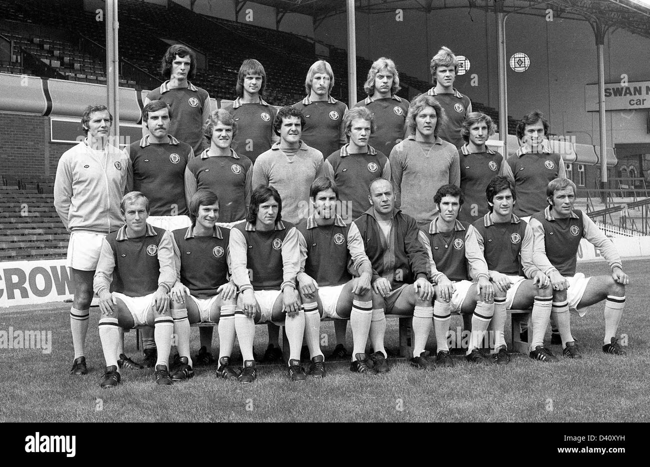 Aston Villa Football Club team 1976 back row Charles Young, Brian Little, Steve Hunt, Keith Masefield, John Deehan. Middle Frank Upton, Keith Leonard, Gordon Smith, John Burridge, Andy Grey, Jake Findlay, Frank Carrodus, Bobby McDonald. Front Ray Greydon, Leighton Phillips, John Gidman, Chris Nicholl, Ron Saunders, John Robson, Dennis Mortimer, Ian Ross. Foto Stock