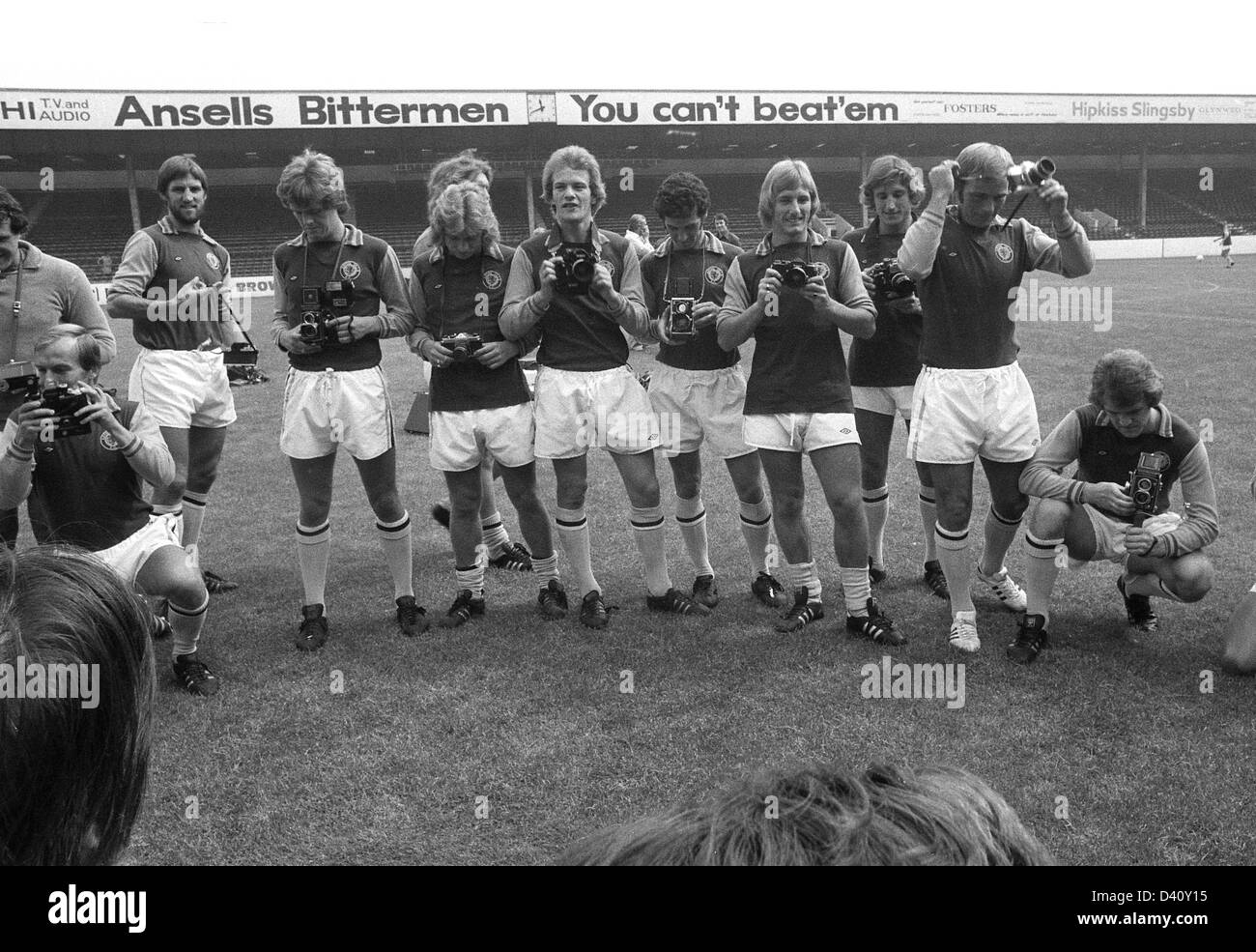 Aston Villa squadra di calcio fotocellula 1976. Accendere le telecamere sui fotografi calciatori LtoR Ray Graydon, Chris Nicholl, John Deehan, Keith Masefield, Andy Grey, John Robson, Steve Hunt, Frank Carrodus, Ian Ross, Gordon Smith Foto Stock