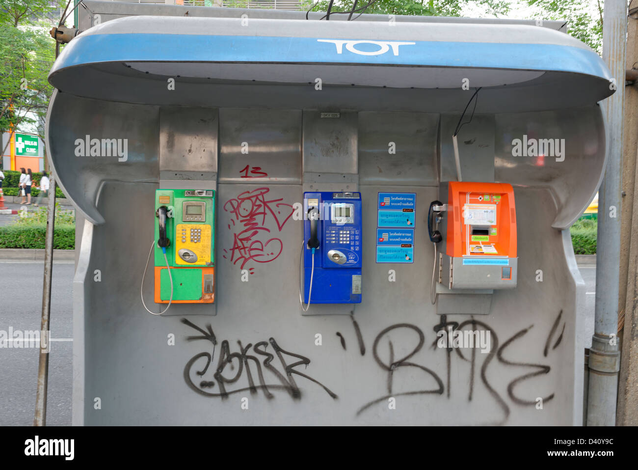 Tre telefoni pubblici in un graffiti Riparo coperto, Wireless Road, Bangkok Foto Stock