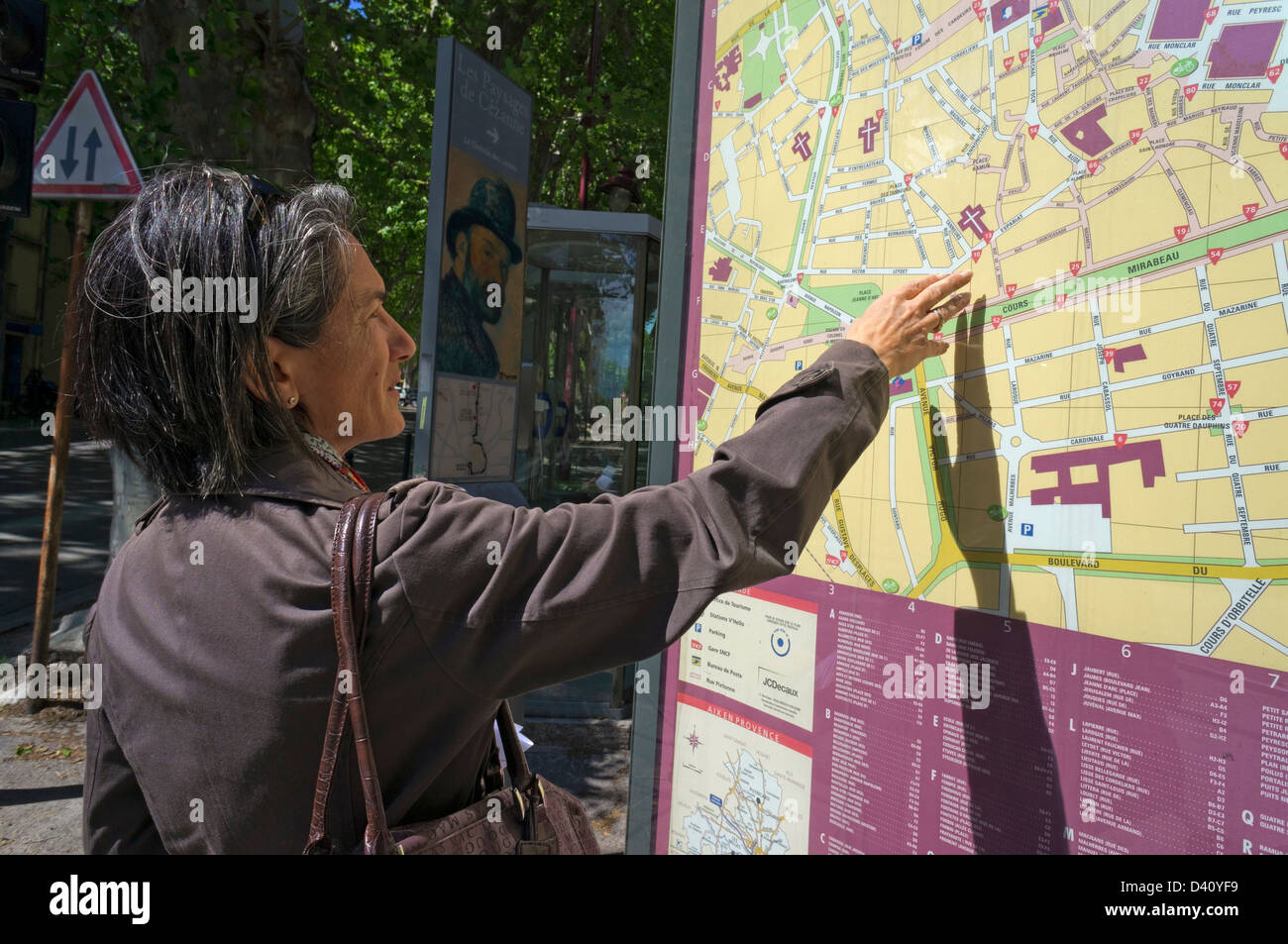Donna che guarda la mappa della città per le strade di Aix-en-Provence, Francia Foto Stock