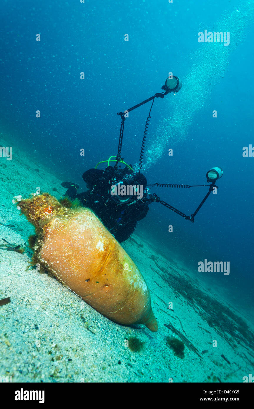 Scuba diving - Scuba Diver fotografando anfora antichi sul fondo del mare, Marseille, Francia - con lo specialista di apparecchiature di illuminazione Foto Stock