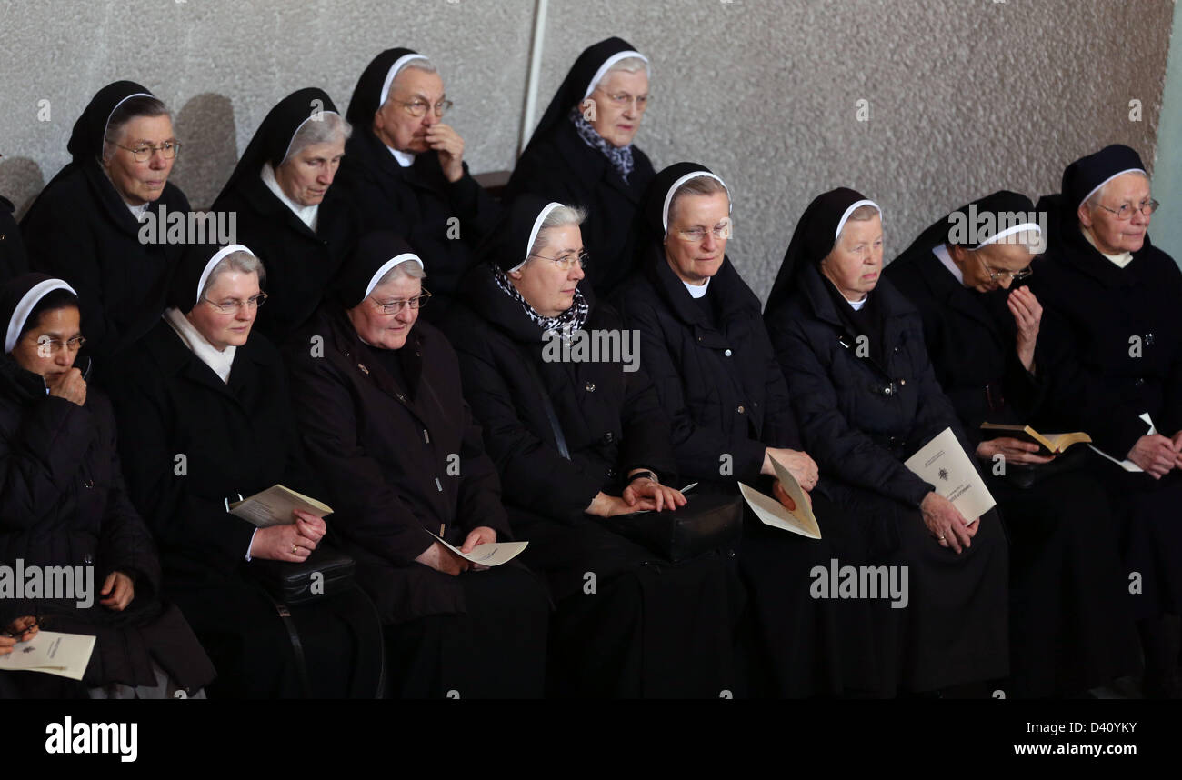 Le monache attendere l'inizio della santa Messa di ringraziamento per il Santo Padre Benedetto XVI a santa Edvige la cattedrale di Berlino, Germania, 28 febbraio 2013. Foto: KAY NIETFELD Foto Stock