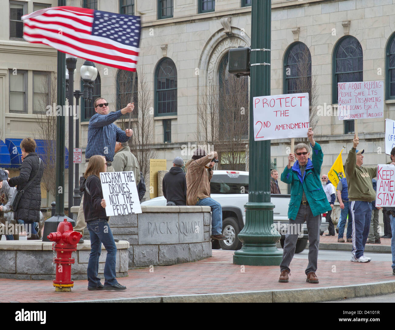 American pro gun manifestanti tenere segni e wave un flag in corrispondenza di un comando di pistola rally in Asheville NC su 23 Febbraio, 2013 Foto Stock