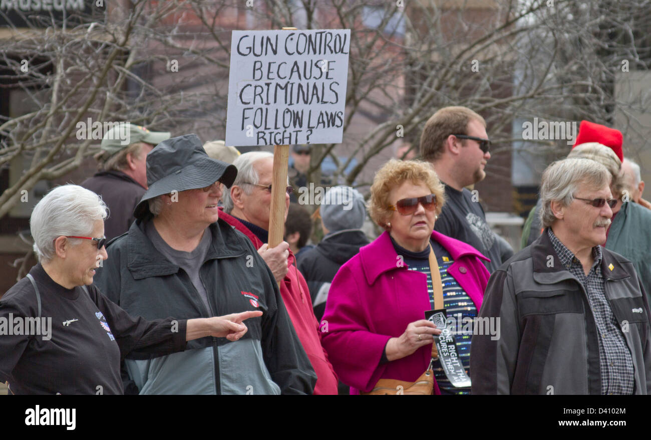 Un gruppo di interessati il controllo dell'arma manifestanti tenere segni in un rally nel centro di Asheville, Carolina del Nord il 23 febbraio 2013 Foto Stock