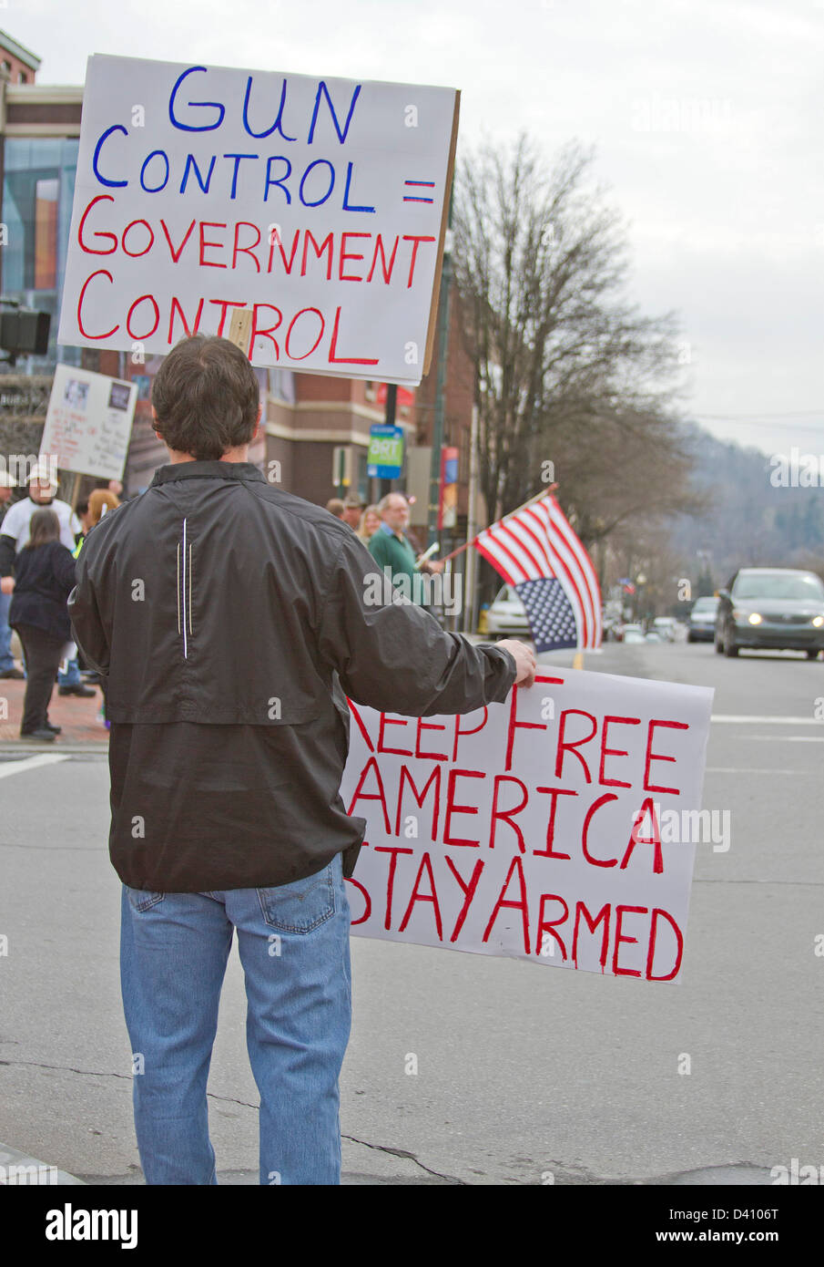 American pro gun protester contiene indicazioni fino a macchine passando a un controllo della pistola nel rally di Asheville NC su 23 Febbraio, 2013 Foto Stock