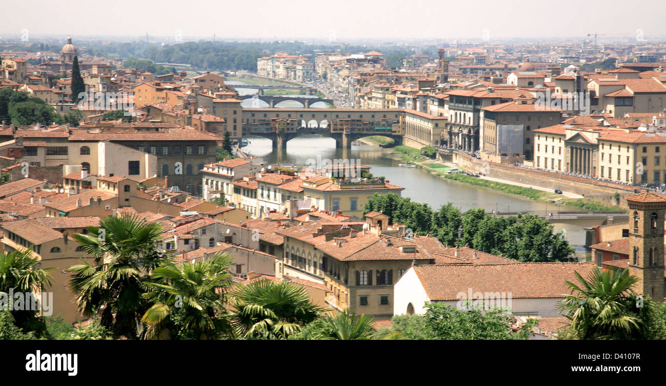 Firenze con il fiume e il Ponte Vecchio in una luce calda Foto Stock