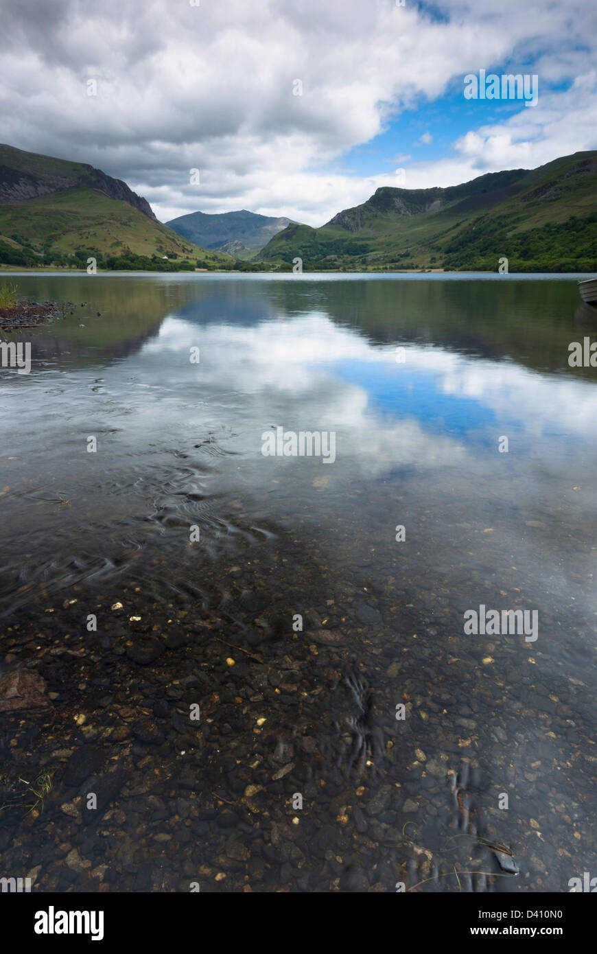 Snowdon visto da Llyn Nantlle Foto Stock