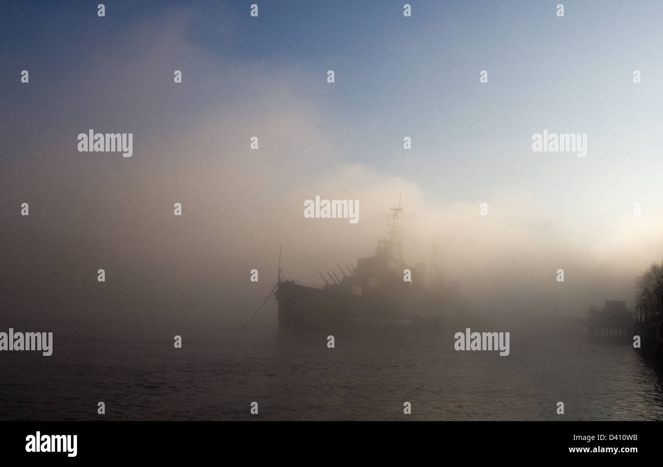 Una foto mostra H.M.S belfas nave da guerra attraverso la fitta nebbia e basse nubi a Londra. Foto Stock