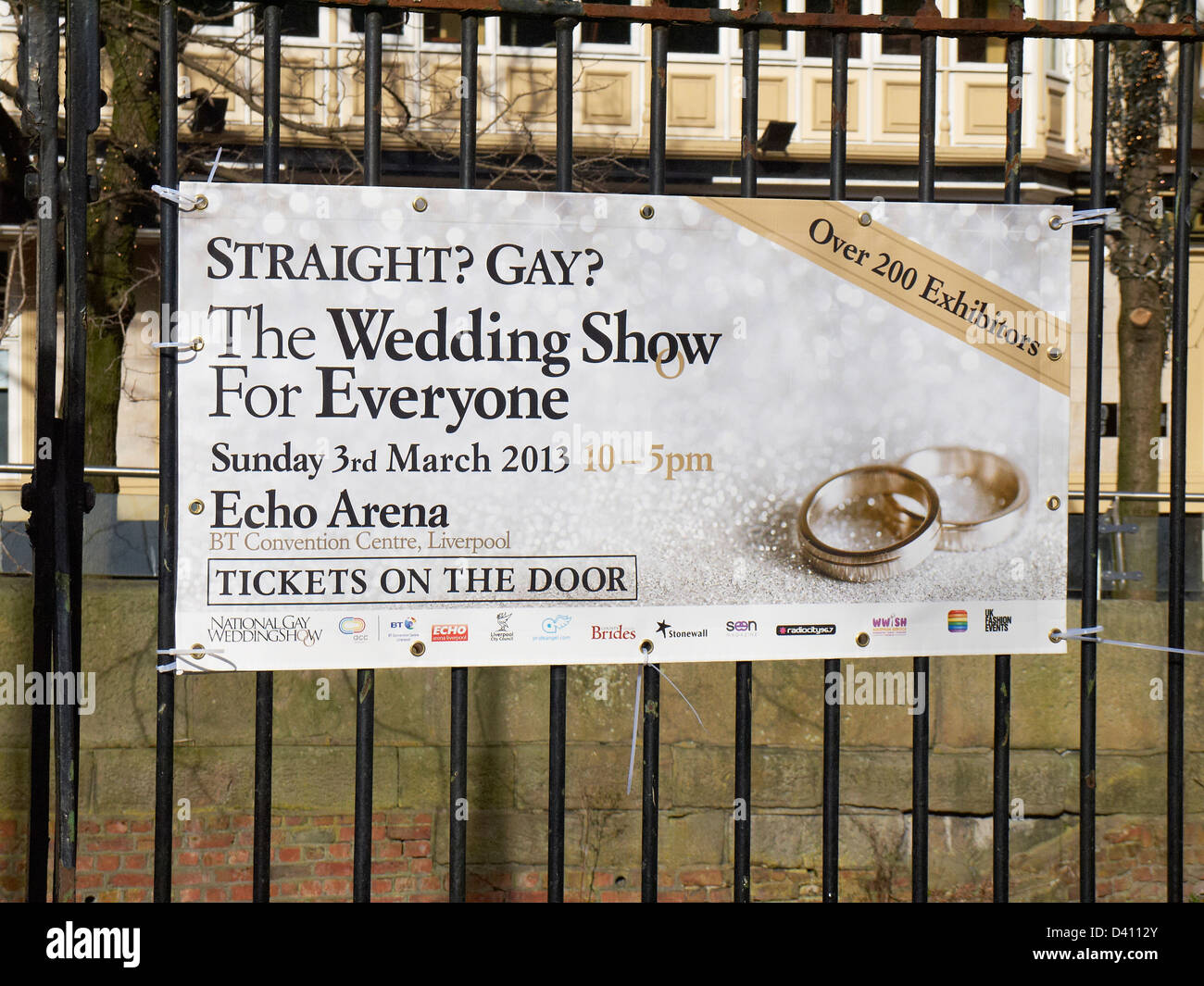 Diritte? Gay? Nozze Visualizza banner sulla recinzione in Canal Street Manchester REGNO UNITO Foto Stock