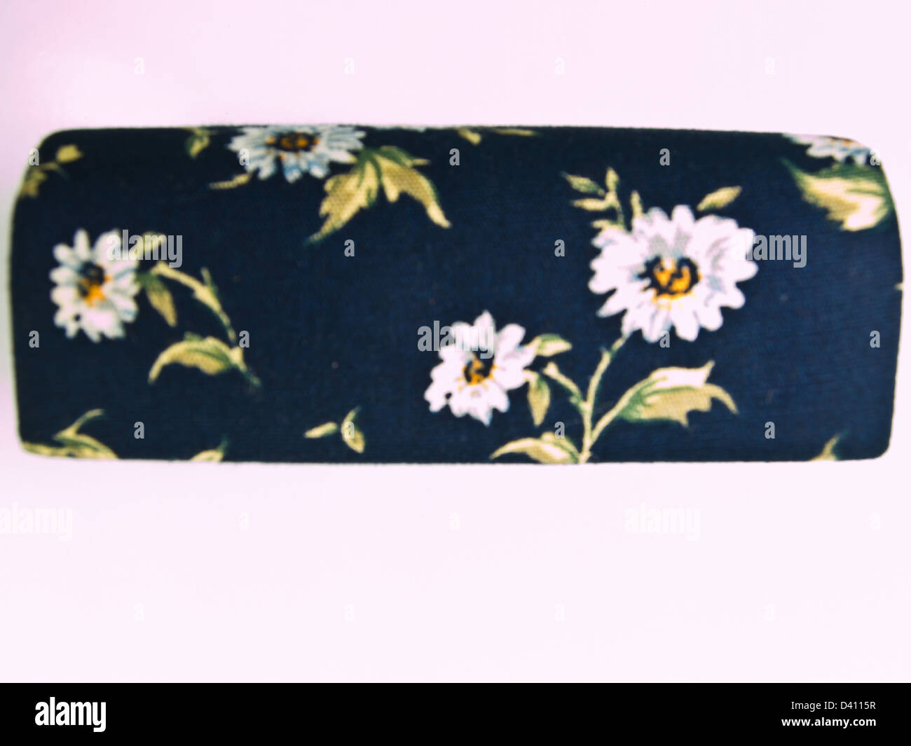 Fiori di seta blu rossetto box isolati su sfondo bianco Foto Stock