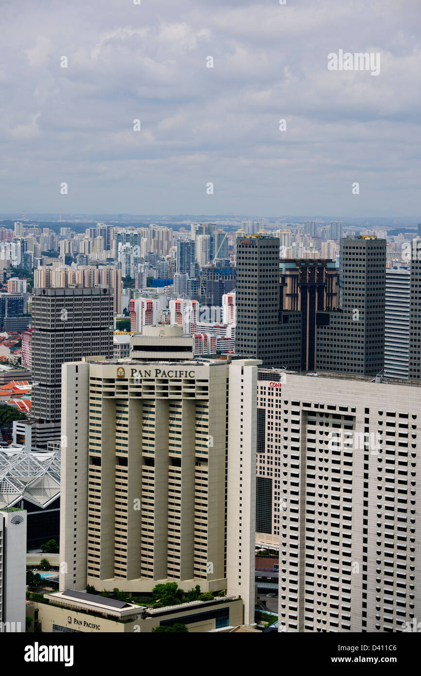 Il Marina Bay Sands Deck viste,Pan Pacific Hotel,Hilton Centennial Hotel,Quartiere Finanziario del Centro Cittadino di Baia,Singapore Foto Stock